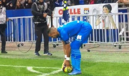 曼联主场4比1大胜狼队，B费梅开二度，姆贝莫、芒特破门，终结对手不胜纪录，升至第六。