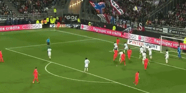 套娃，久保建英坐在涩谷的大久保建英像下握着一个小久保建英