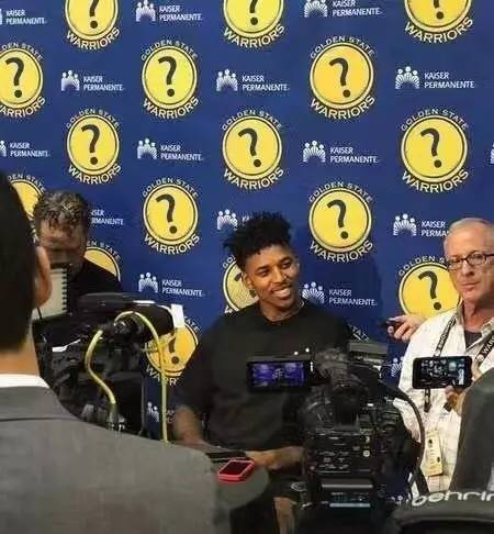 巴萨遭遇危险对手！法兰克福进攻凶猛防守漏洞百出，欧冠生死战提前上演（欧冠生死前哨战：巴萨遭遇法兰克福，进攻火力爆棚、防线漏洞频出）