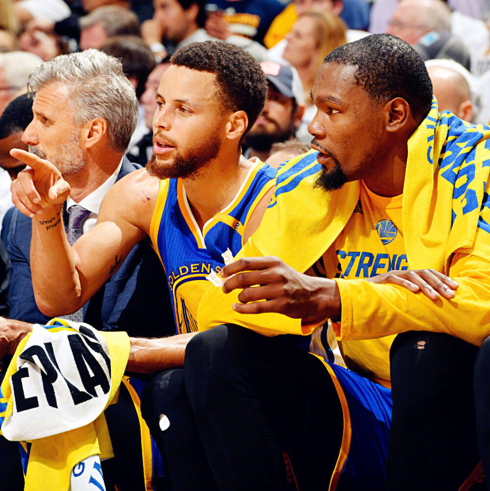 越媒：越南归化30岁原巴西籍中卫古斯塔沃，他将改名为杜飞龙（据越南媒体报道：30岁前巴西籍中卫古斯塔沃已归化越南，改名杜飞龙）