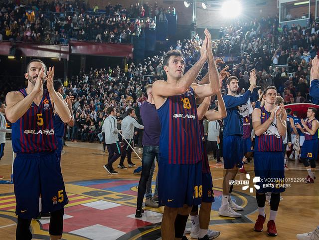 梦幻联动！T1四人组造访拜仁主场，领取印有自己名字的拜仁队服（跨界联动！T1四人组做客拜仁主场，获赠印名拜仁球衣）