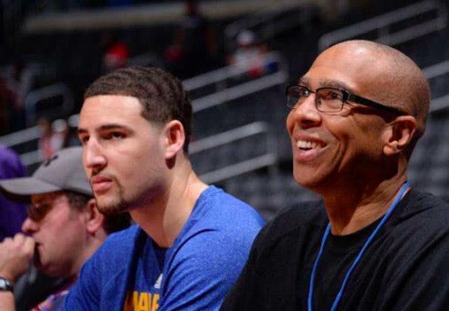 官方：由于场地积水严重，布莱克本vs谢周三比赛腰斩（官方通报：因场地严重积水，布莱克本对阵谢周三的比赛中止）