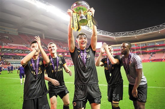 都体：尤文要求斯帕莱蒂遵守正装规定，比赛时不可以穿运动服（都体：尤文要求斯帕莱蒂按正装规范出场，比赛时禁穿运动服）