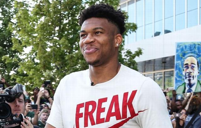 记者：兰克尔踢成都前夜溜去深圳见女友，次日回来裤裆有血（记者称兰克尔赛前行程引发质疑）