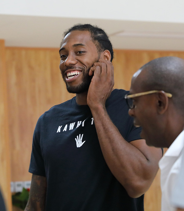 詹姆斯谈NBA杯出局：我不在乎这个，有没有杯赛我都热爱打球（詹姆斯回应NBA杯出局：杯赛与否无关紧要，我依旧热爱打球）