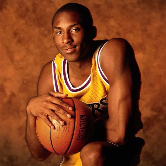 欧文关键助攻制胜（欧文终场前妙传定胜局）