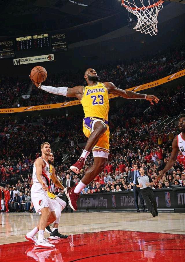 詹姆斯逆天表现再现老将统治力（詹姆斯超神发挥再度彰显老将统治力）