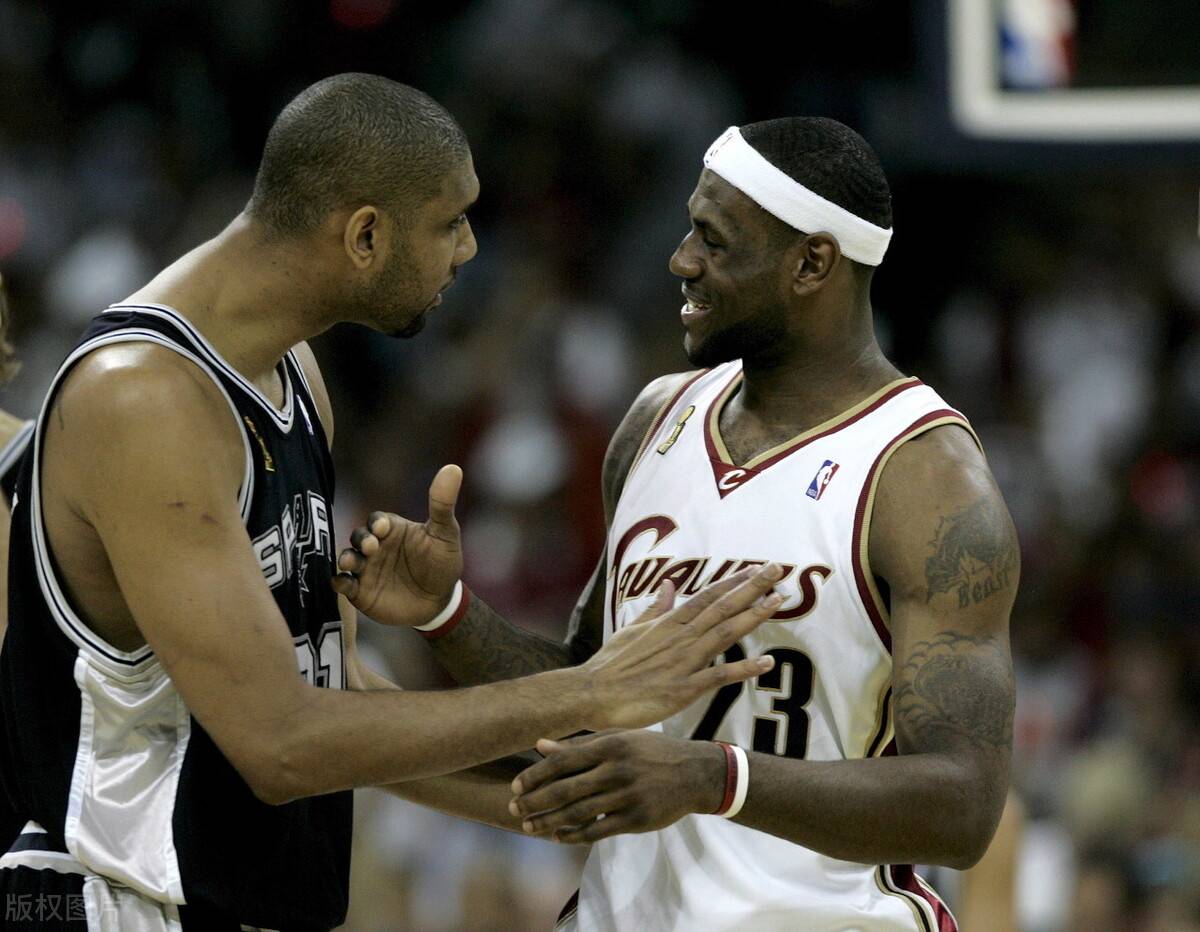 辛辛那提中场吉迪赛后与梅西交换球衣，双方握手并拥抱（赛后辛辛那提中场吉迪与梅西互换球衣，握手相拥致意）