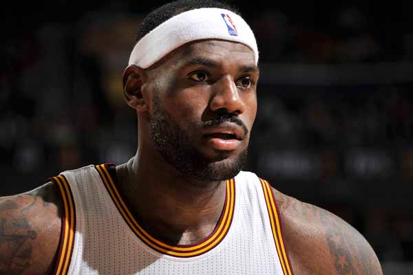 拜仁官方：穆西亚拉今天完成了部分单独训练（拜仁通报：穆西亚拉今日进行部分个人训练）