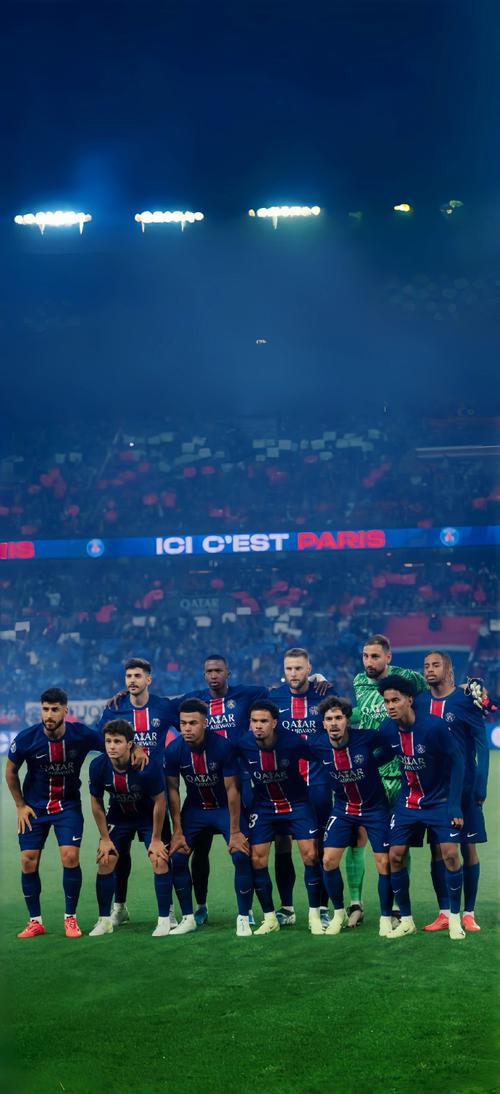 足球欧冠裁判组遭强烈质疑，争议球镜头热议不断（欧冠裁判组陷入争议风波，判罚画面引发热议）