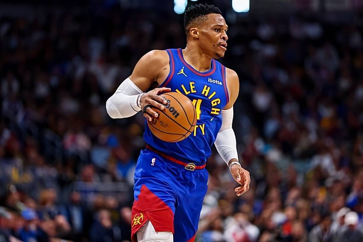 韦斯利-福法纳：埃斯特旺像队中的小宝宝，我们都在帮他适应（韦斯利·福法纳：埃斯特旺像队里最小的孩子，大家正帮他尽快融入）